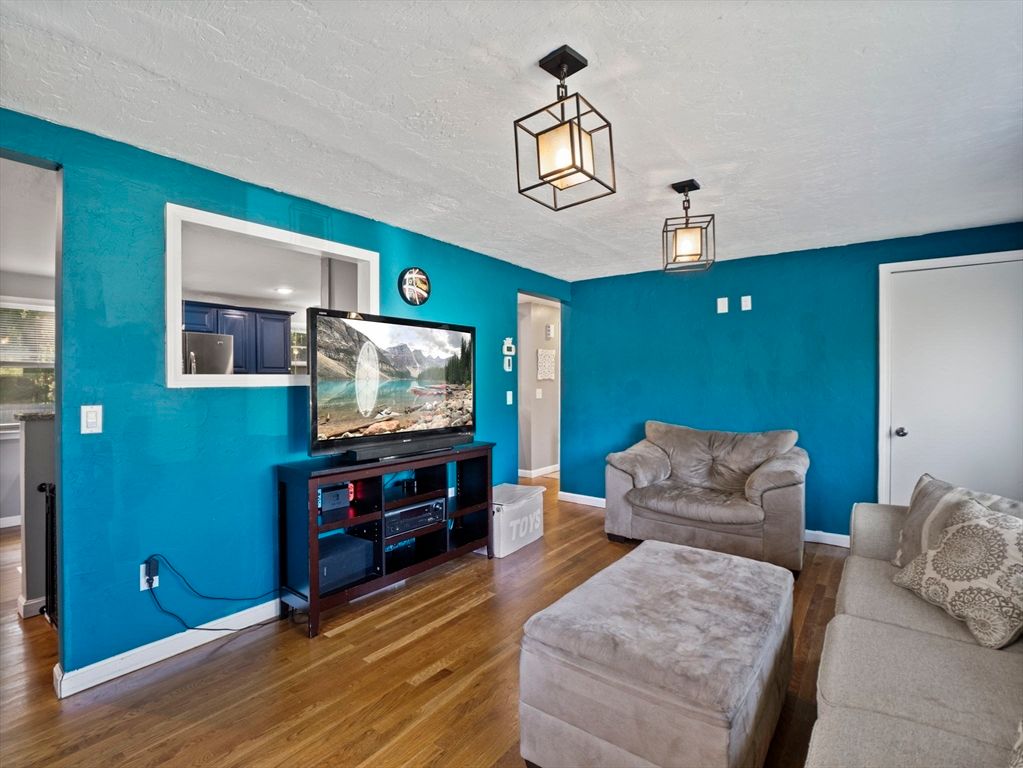 Interior, Living room, Pendant Lights, Wood Texture Flooring