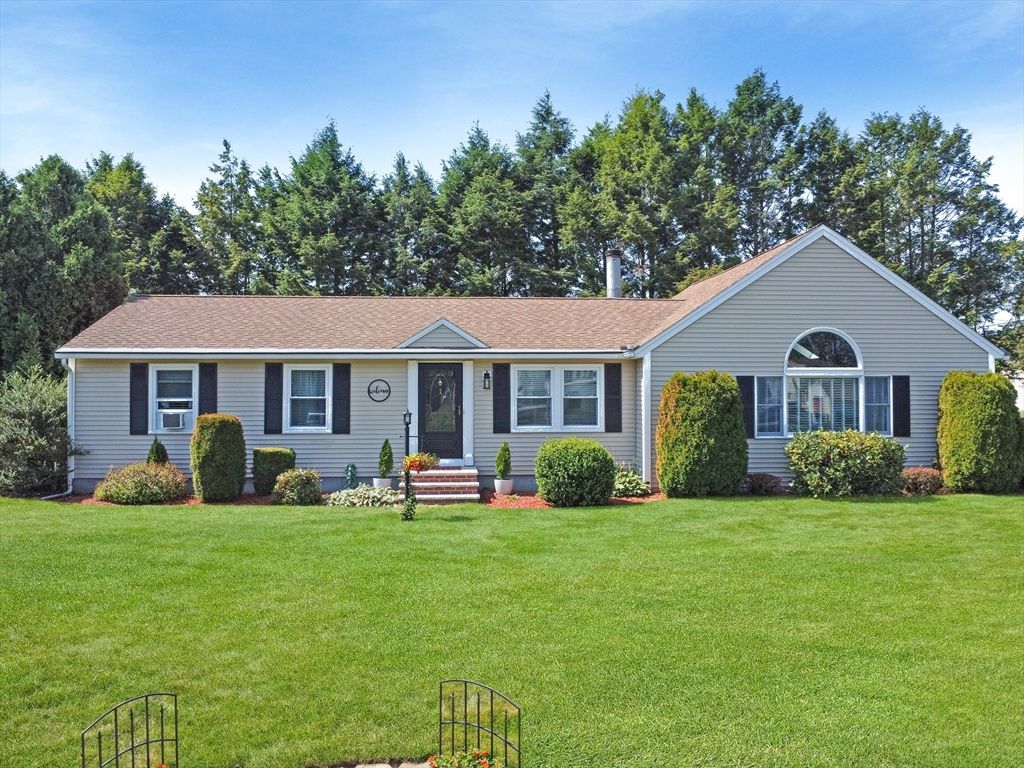Backyard, Exterior, Facade, Ranch