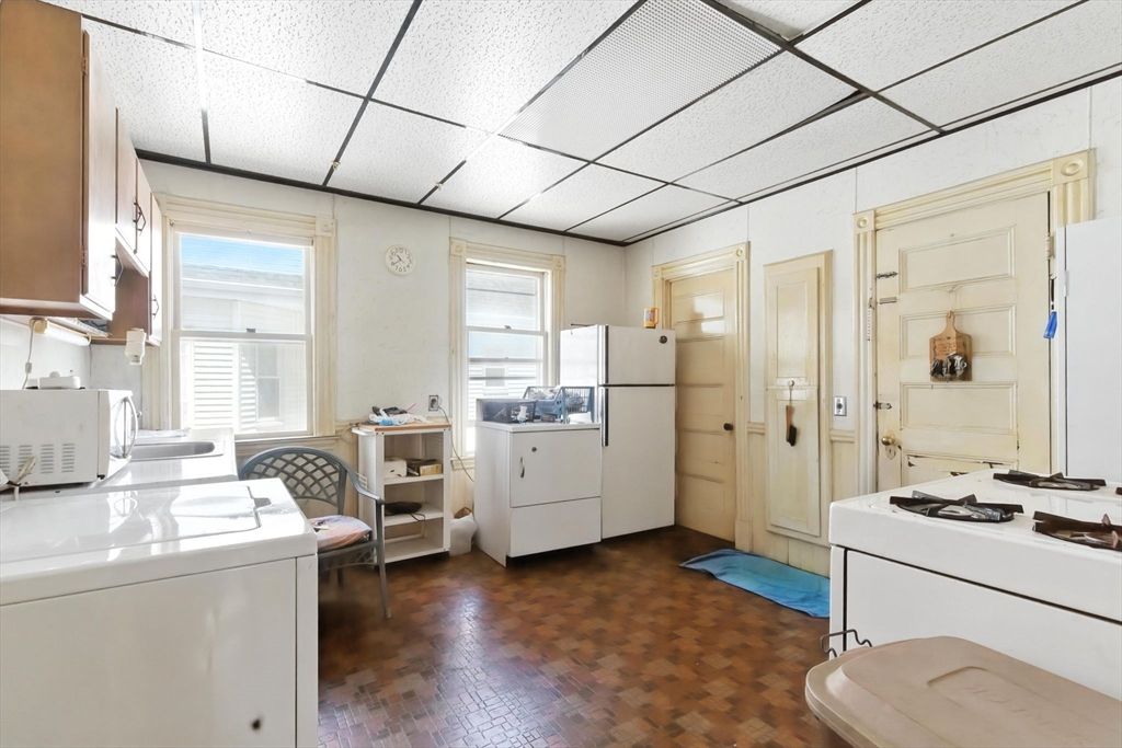 Interior, Washer, Wood Texture Flooring