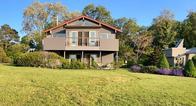 Backyard, Exterior, Facade, Split Level