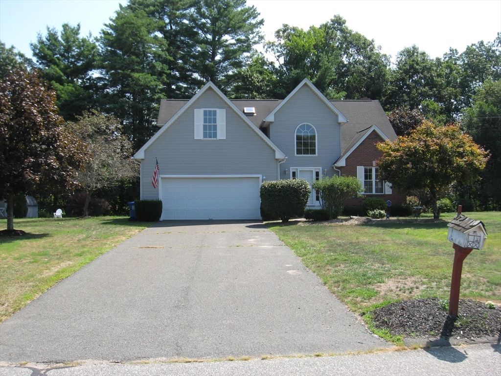 Attached, Exterior, Facade, Ranch