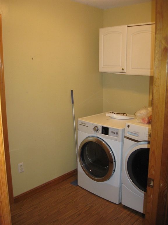 Interior, Washer, Wood Texture Flooring