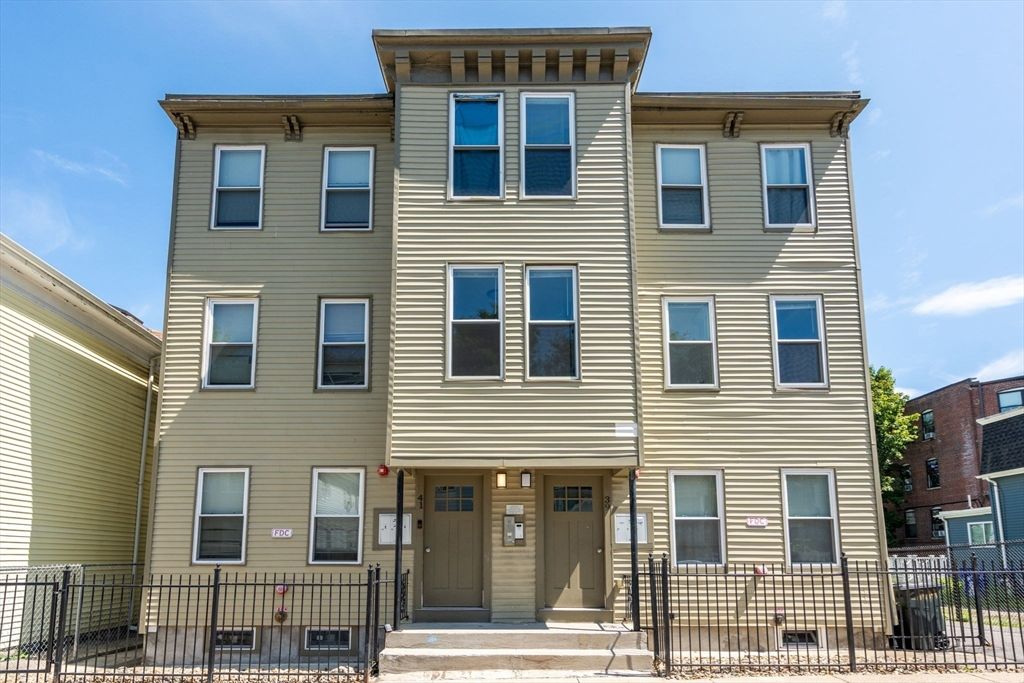 Exterior, Facade, Rowhouse