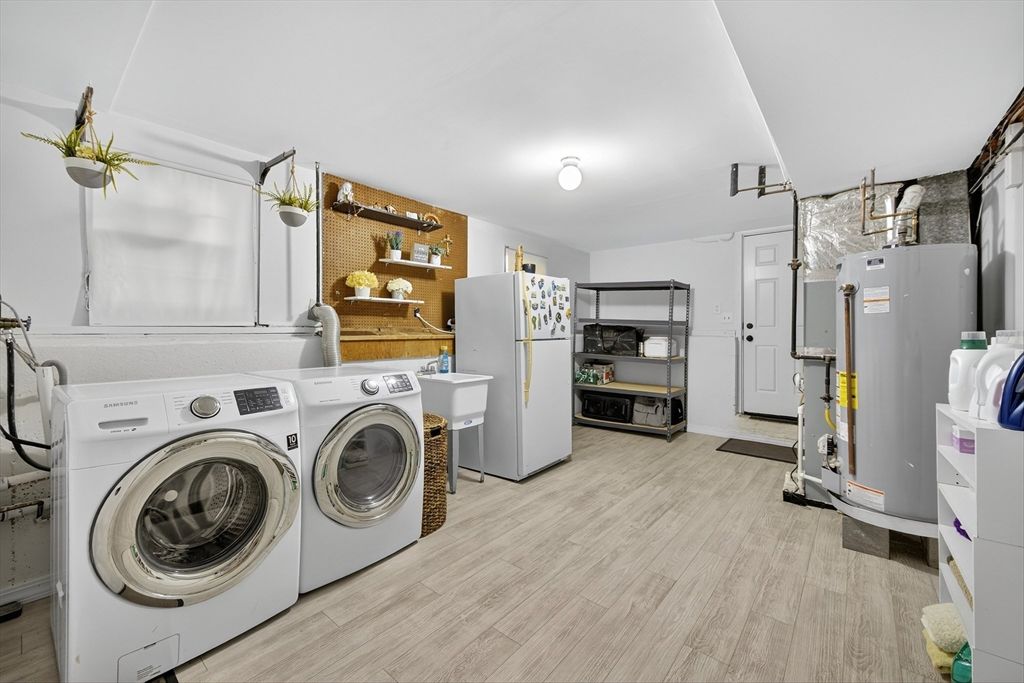 Interior, Utility Closets, Washer, Wood Texture Flooring