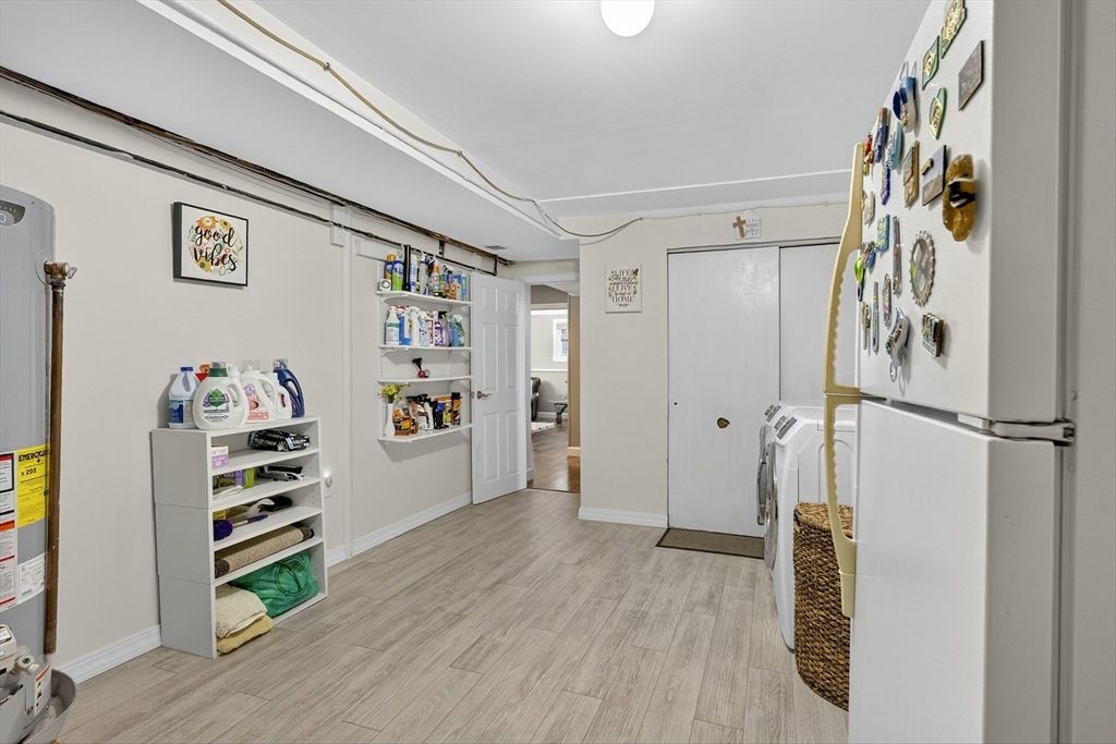 Interior, Washer, Wood Texture Flooring