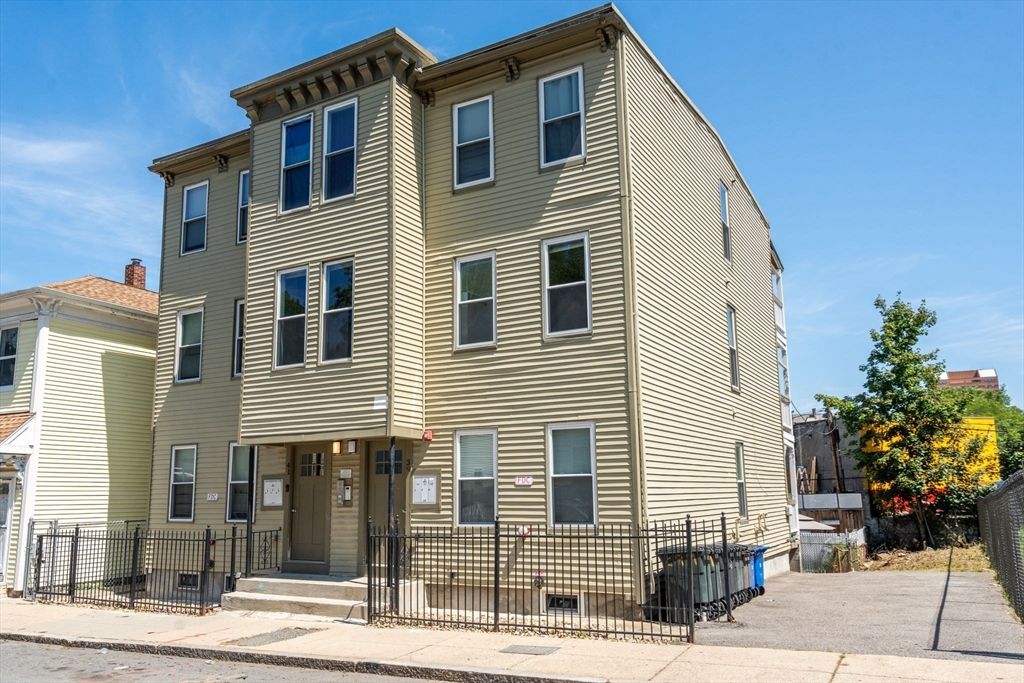 Exterior, Facade, Rowhouse
