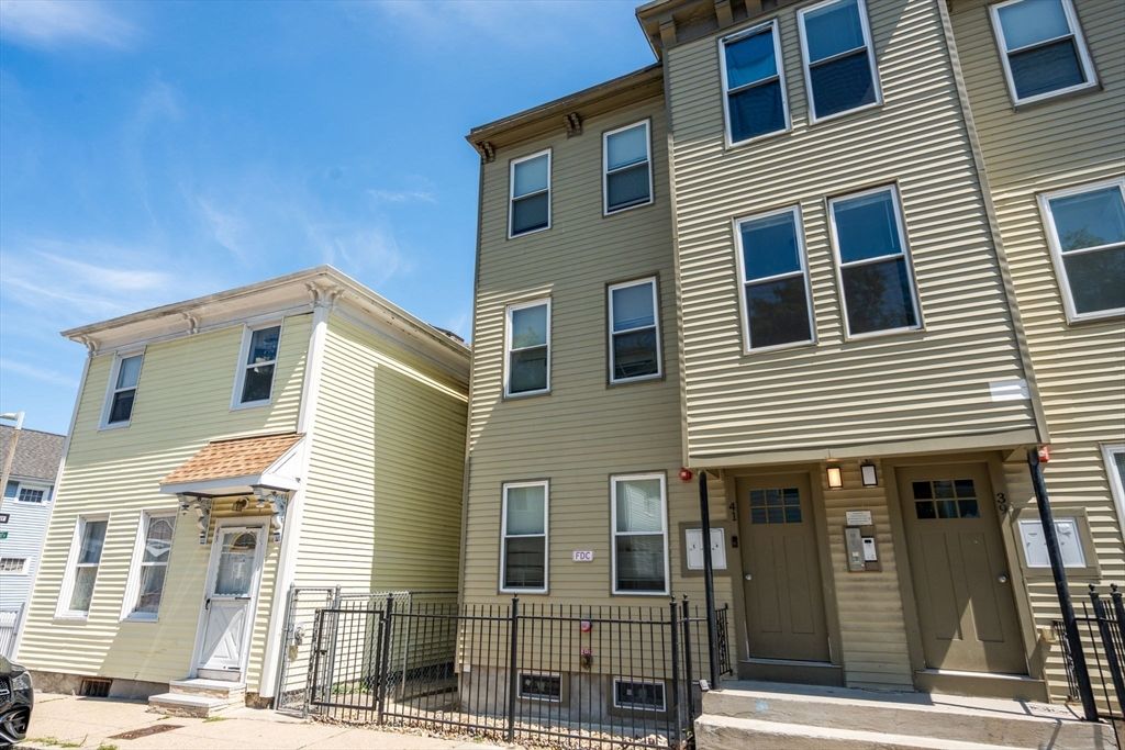 Exterior, Facade, Rowhouse