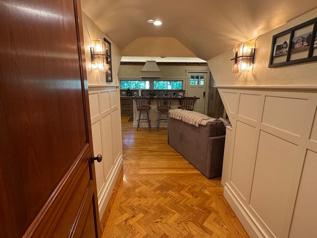 Interior, Recessed Lighting, Wood Texture Flooring