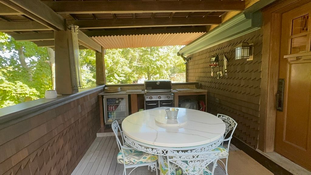 Exterior, Outdoor Kitchen