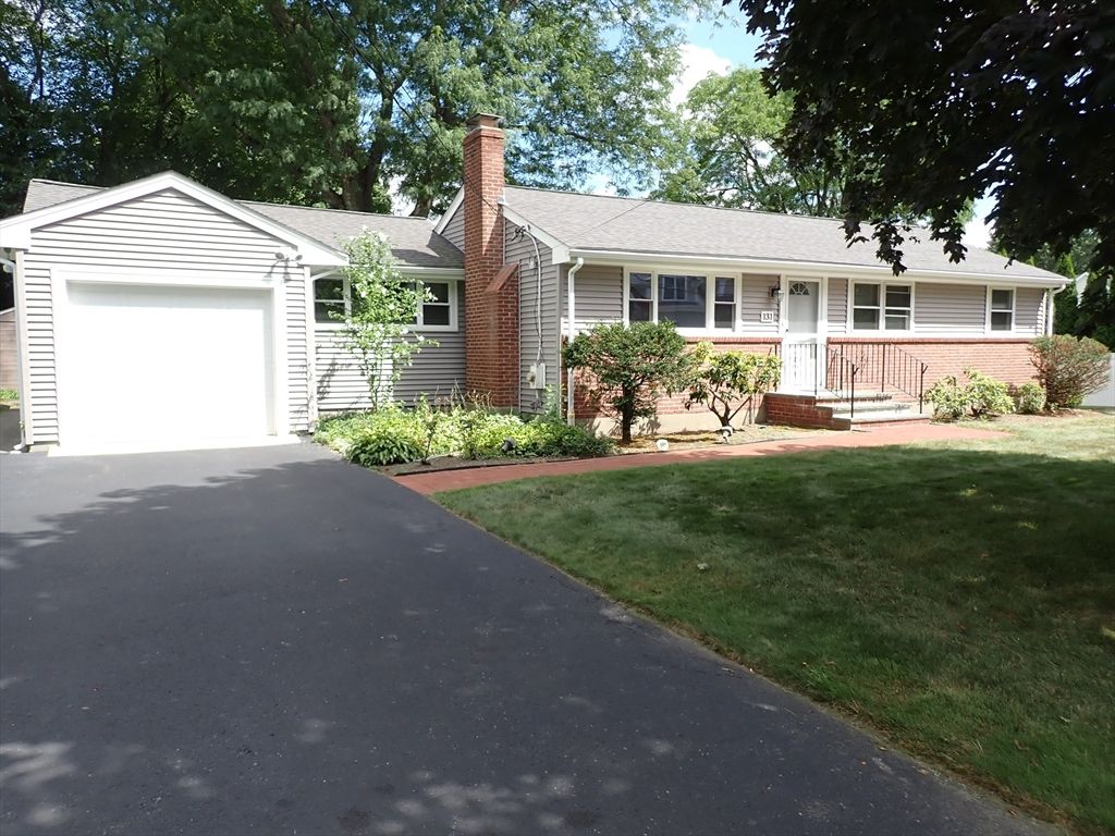 Attached, Detached Garage, Exterior, Facade, Brick Facade, Ranch
