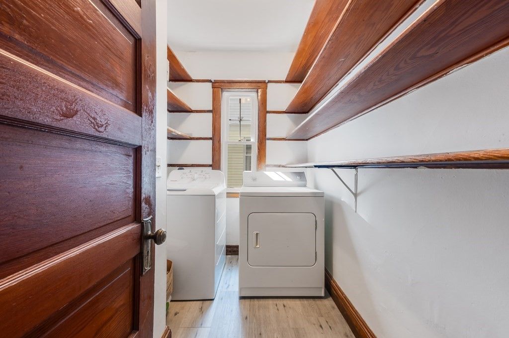 Interior, Utility Closets, Washer, Wood Texture Flooring