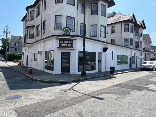 Attached, Exterior, Facade, Queen Anne Victorian