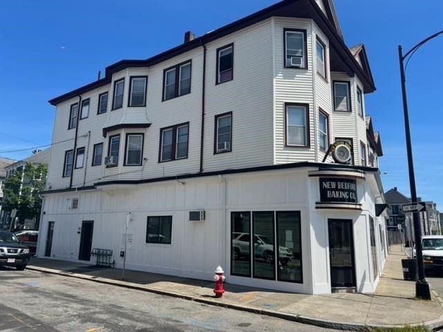 Attached, Exterior, Facade, Queen Anne Victorian