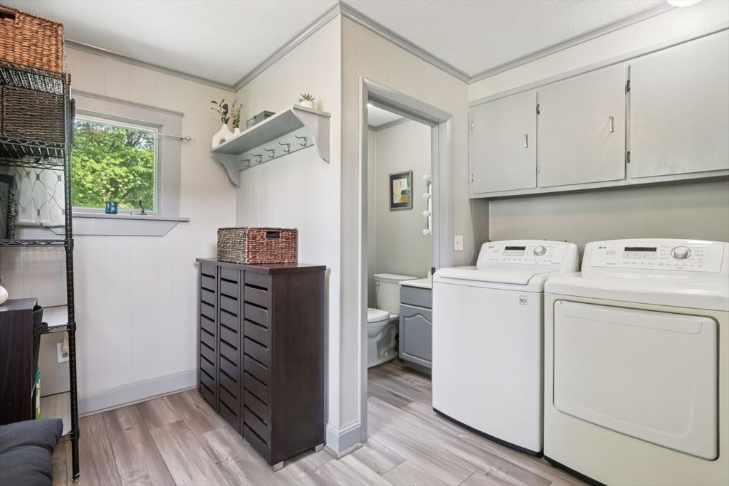 Interior, Washer, Wood Texture Flooring
