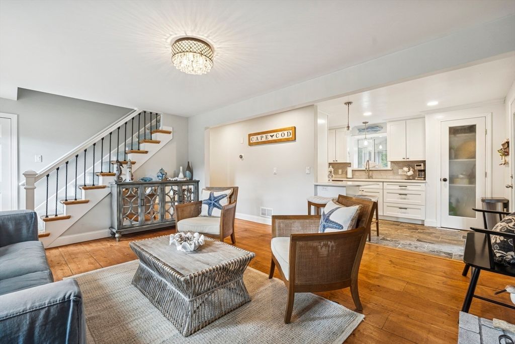 Interior, Living room, Pendant Lights, Recessed Lighting, Wood Texture Flooring