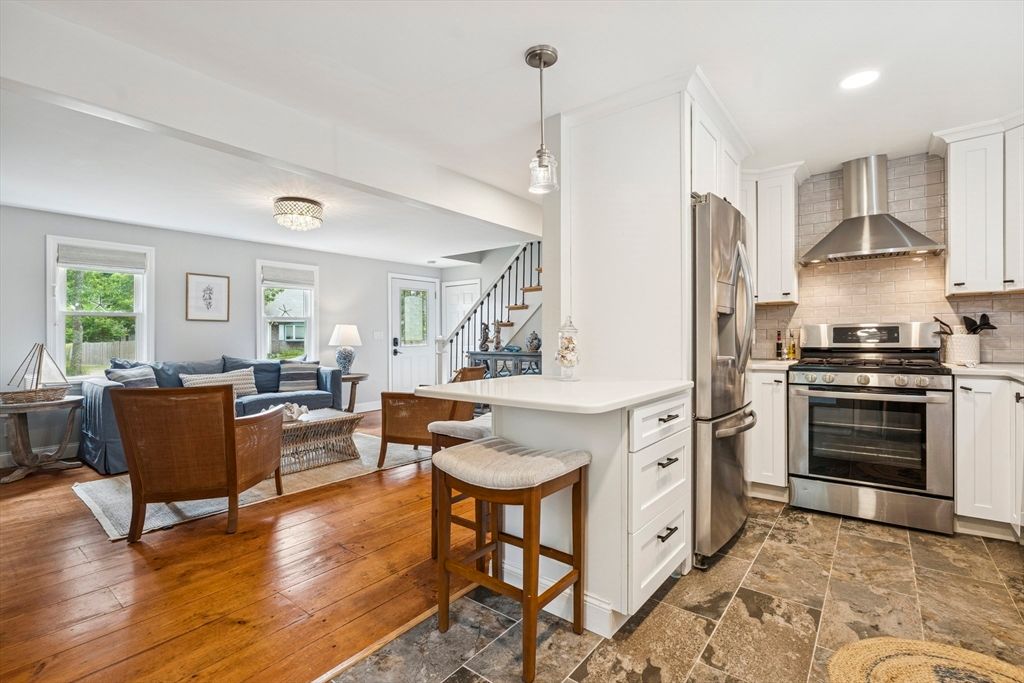Interior, Kitchen, Living room, Pendant Lights, Recessed Lighting, Stainless Steel Appliances, Wood Texture Flooring