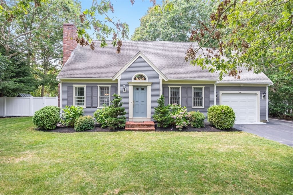 Attached, Exterior, Facade, Cape Cod