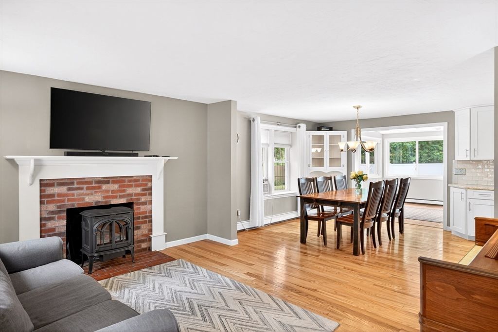 Chandelier, Dining room, Fireplace, Interior, Wood Texture Flooring