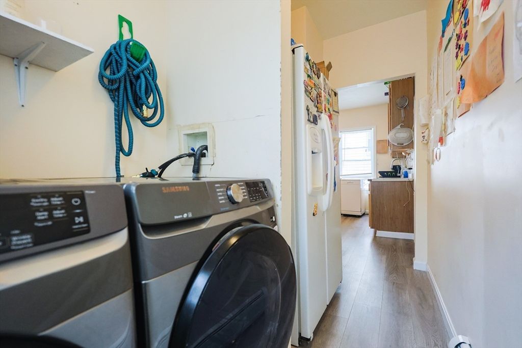 Interior, Washer, Wood Texture Flooring