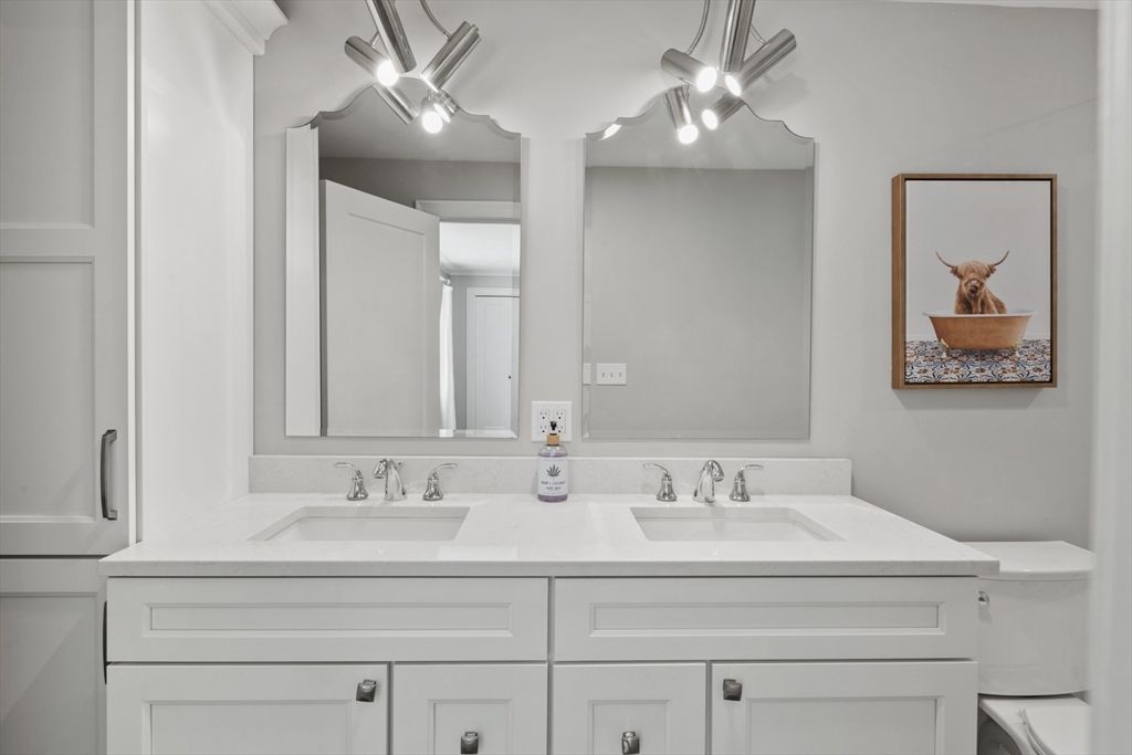 Bathroom, Dual Sink Vanities, Interior