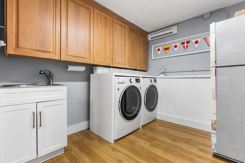Interior, Washer, Wood Texture Flooring