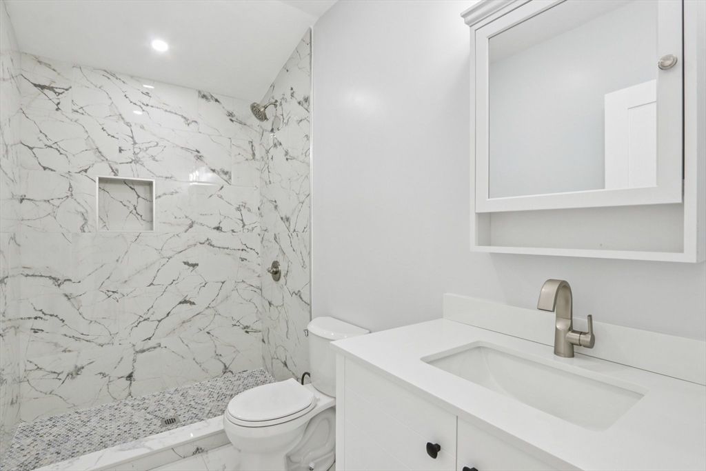 Bathroom, Interior, Marble, Marble Walls, Recessed Lighting