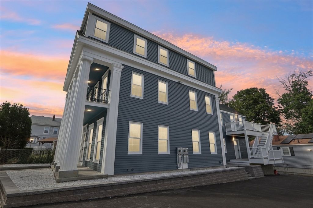Exterior, Facade, Rowhouse