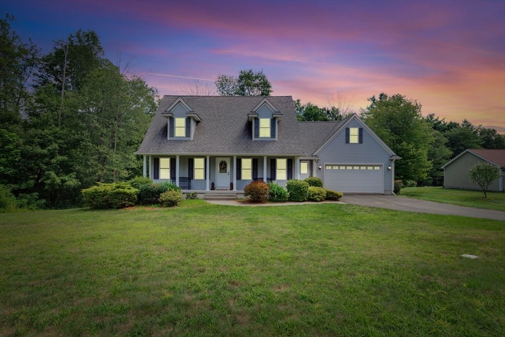 Attached, Exterior, Facade, Cape Cod