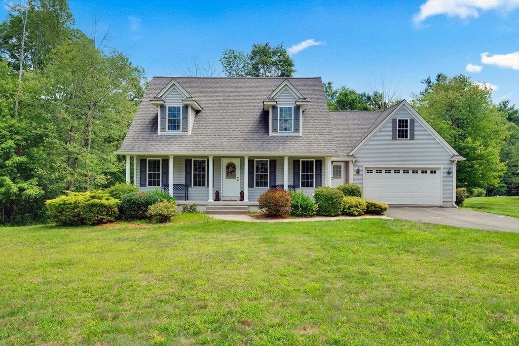 Attached, Exterior, Facade, Cape Cod
