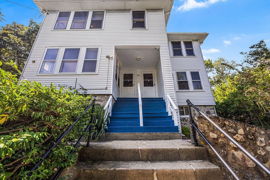 Exterior, Facade, American Foursquare