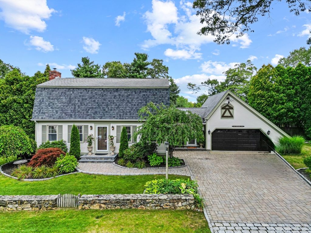 Attached, Exterior, Facade, Cape Cod
