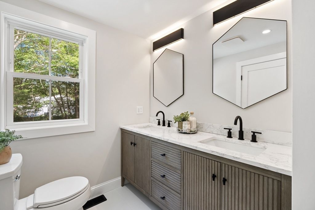 Bathroom, Dual Sink Vanities, Interior, Recessed Lighting