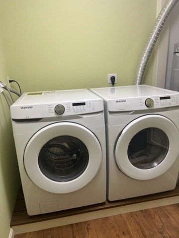 Interior, Washer, Wood Texture Flooring