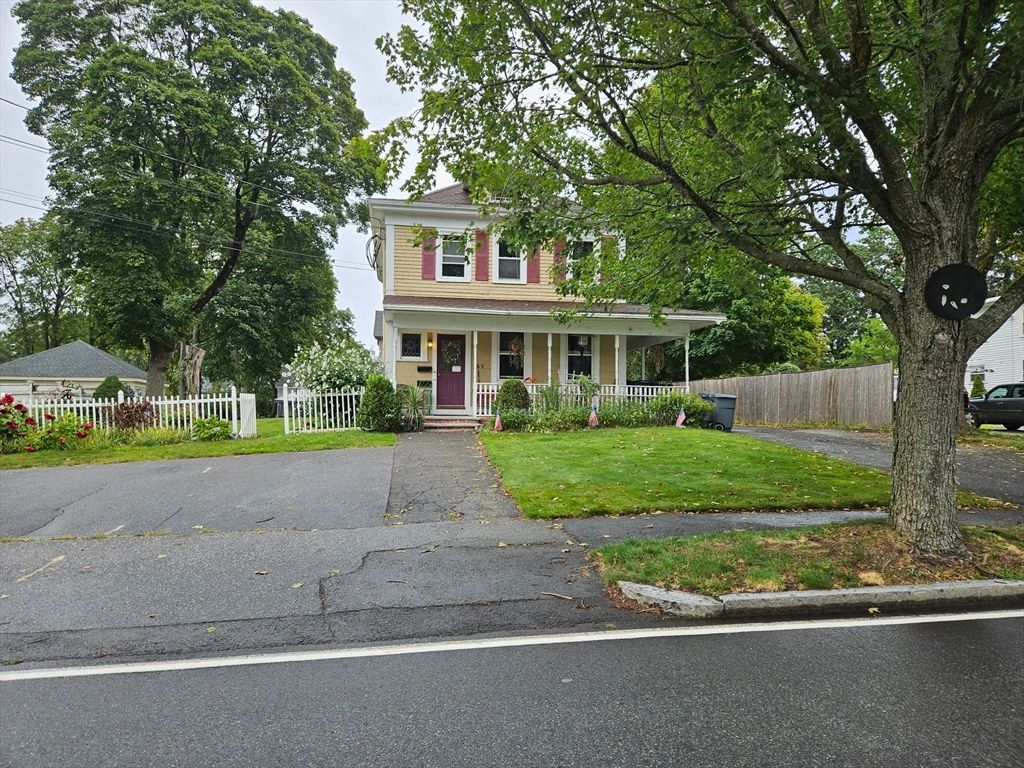 Exterior, Facade, American Foursquare