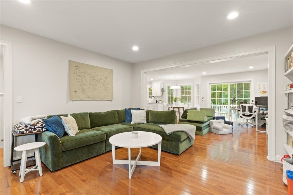 Interior, Living room, Pendant Lights, Recessed Lighting, Wood Texture Flooring