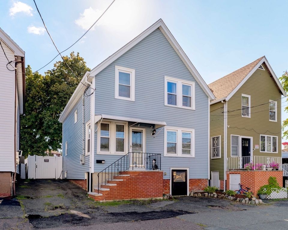 Exterior, Facade, Rowhouse
