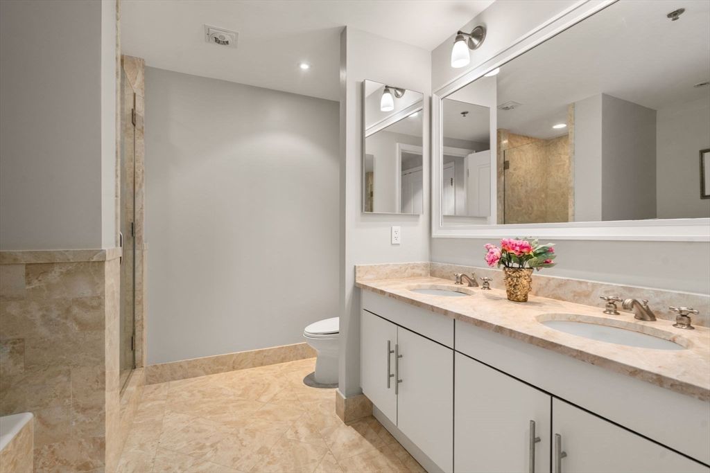 Bathroom, Dual Sink Vanities, Interior, Recessed Lighting