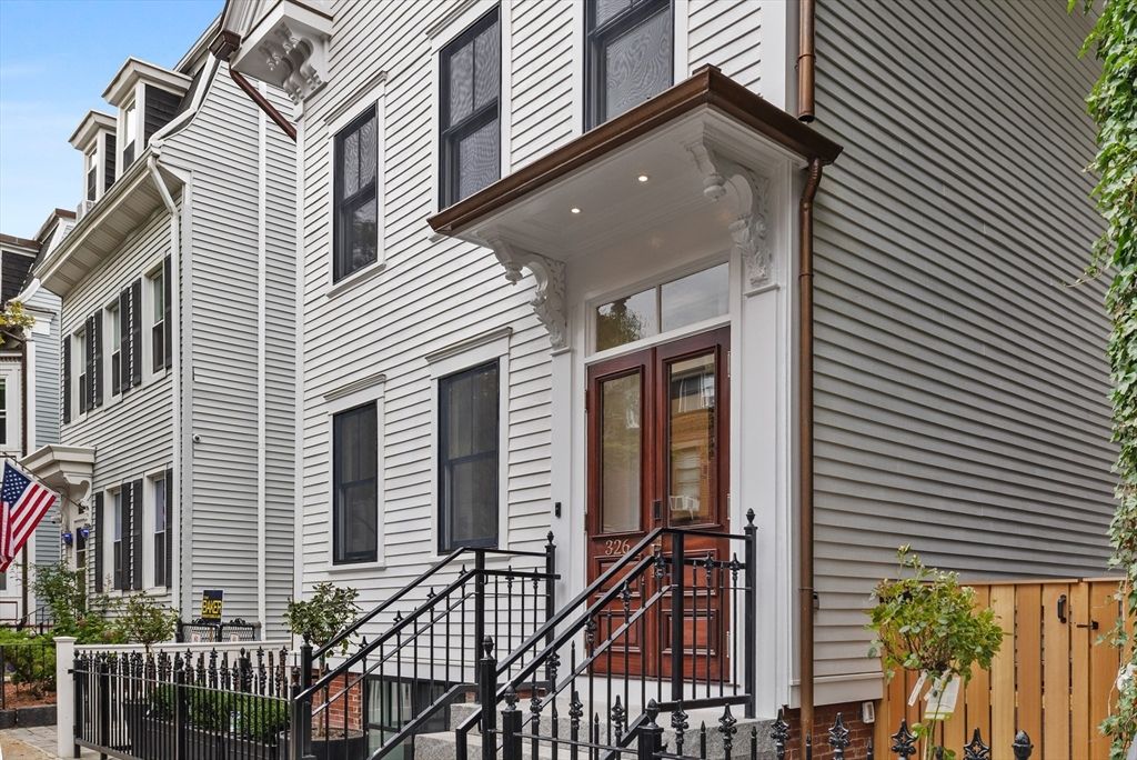 Exterior, Facade, Rowhouse