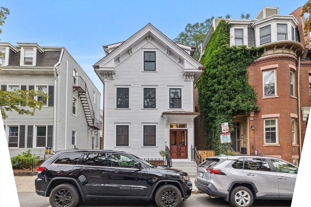 Exterior, Facade, Brick Facade, Rowhouse
