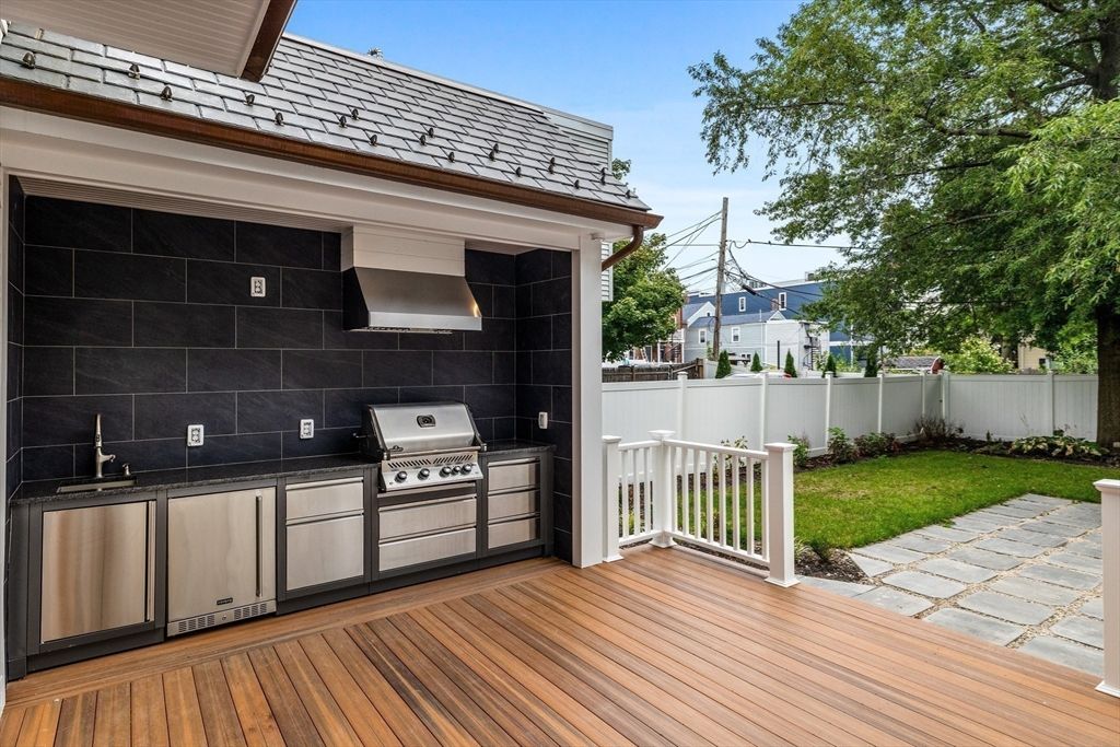 Exterior, Outdoor Kitchen