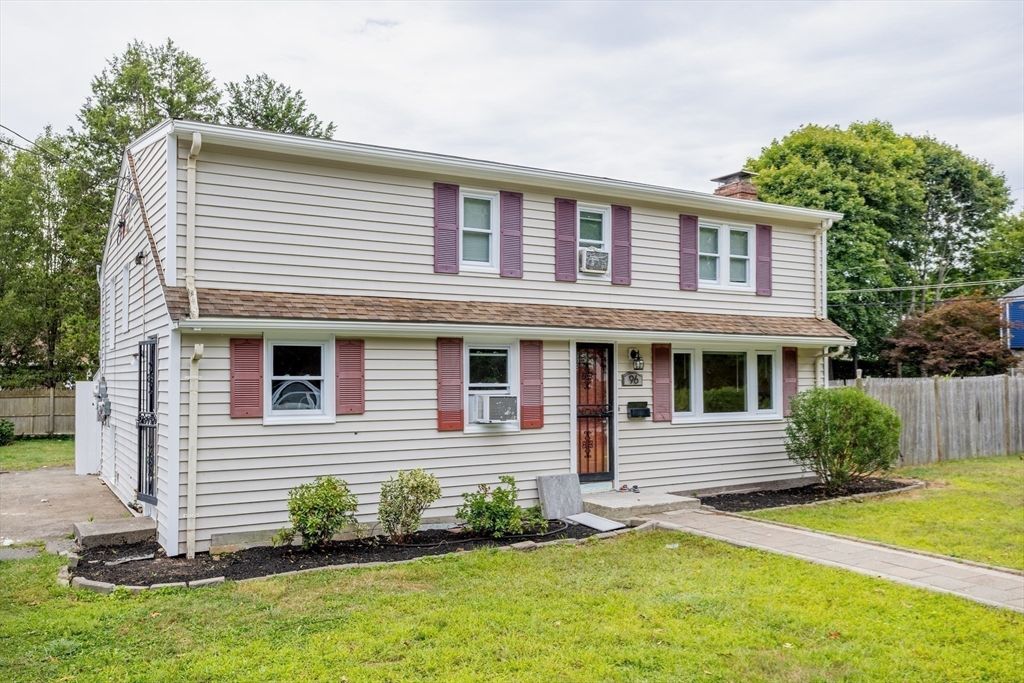 Exterior, Facade, Raised Ranch