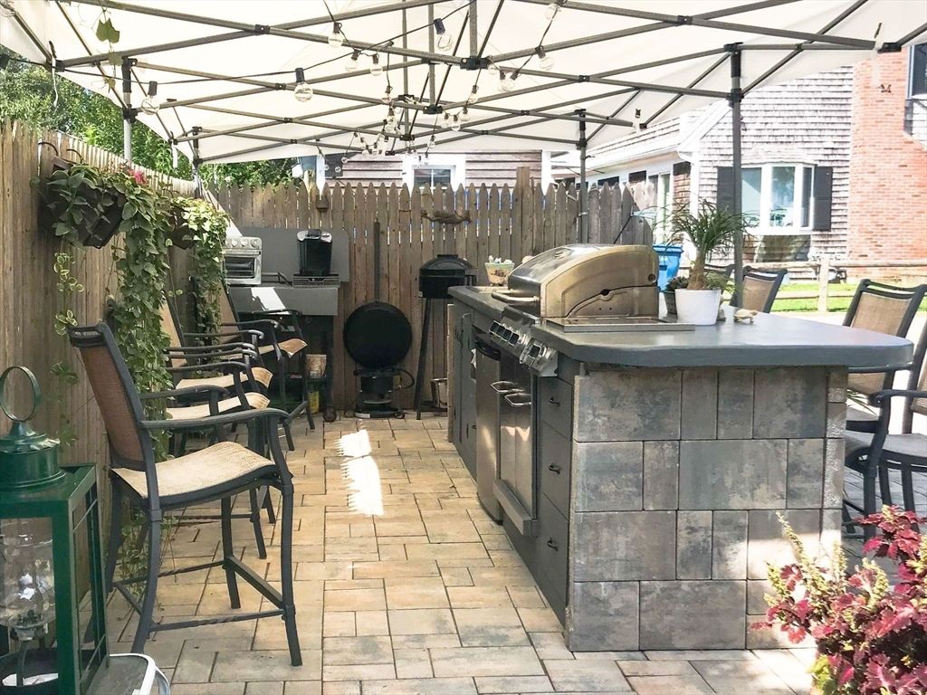 Exterior, Outdoor Kitchen