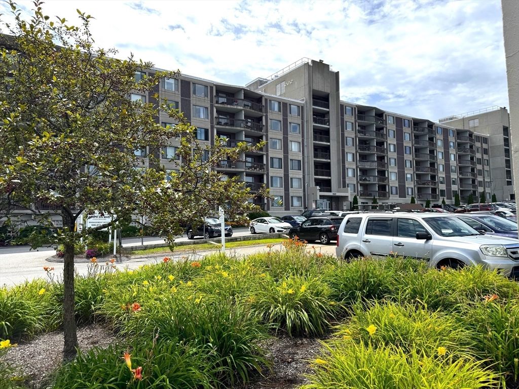 Exterior, Facade, Condo Building
