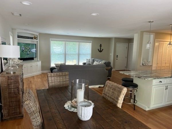 Interior, Living room, Pendant Lights, Recessed Lighting, Wood Texture Flooring