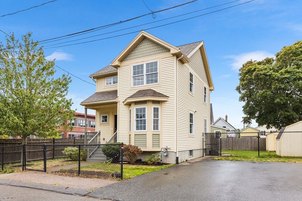 Exterior, Facade, Queen Anne Victorian