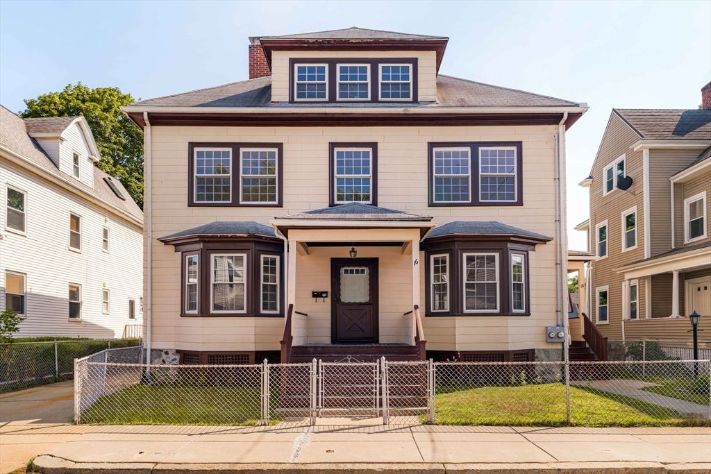 Exterior, Facade, American Foursquare