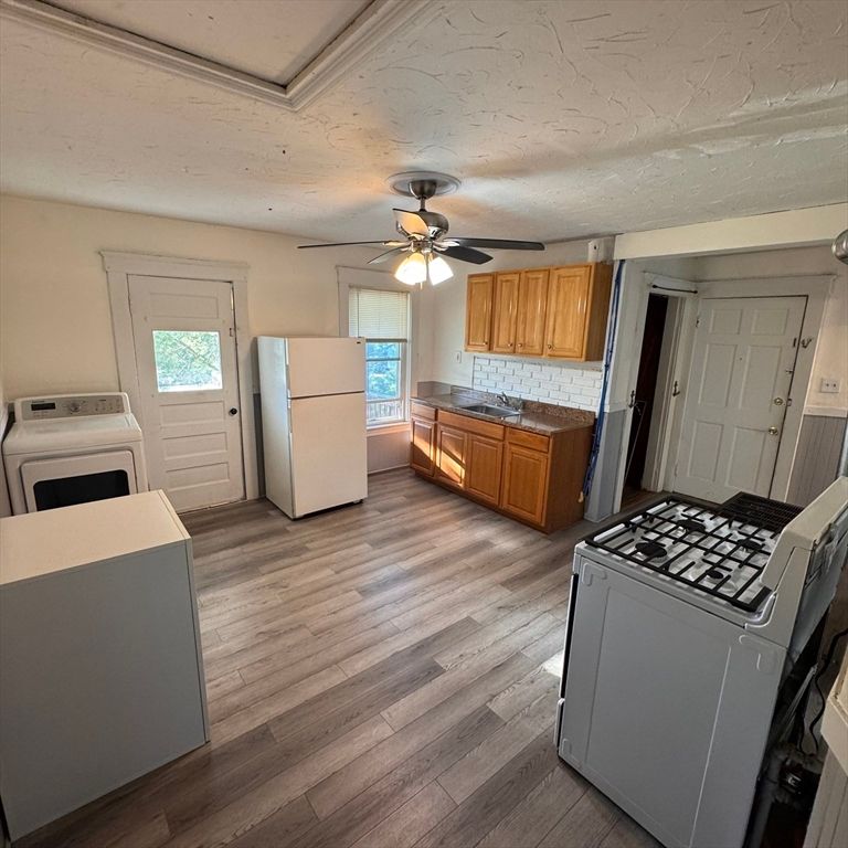 Interior, Kitchen, Washer, Wood Texture Flooring