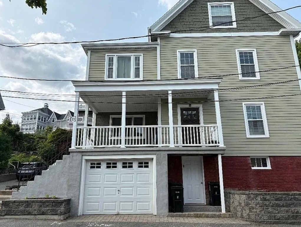 Attached, Exterior, Facade, Queen Anne Victorian