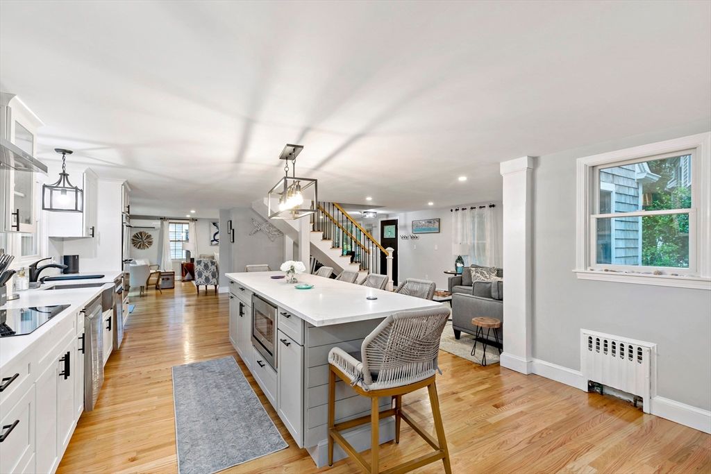 Dining room, Interior, Kitchen, Pendant Lights, Recessed Lighting, Wood Texture Flooring