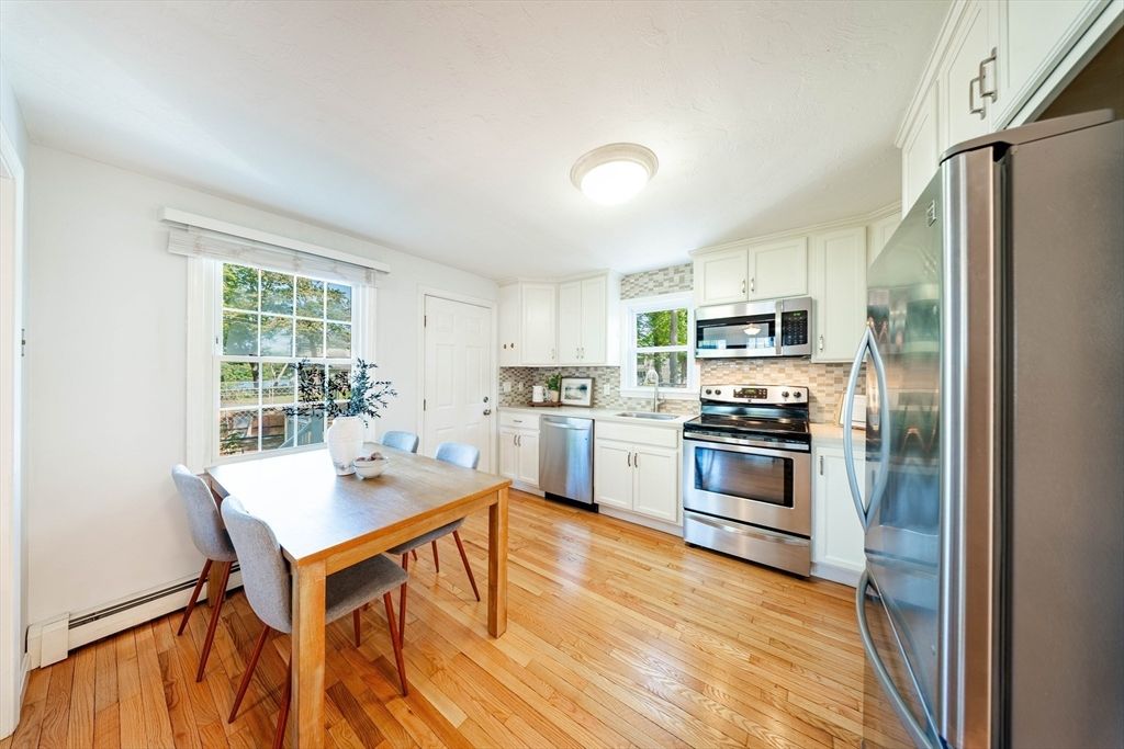 Dining room, Interior, Kitchen, Stainless Steel Appliances, Wood Texture Flooring
